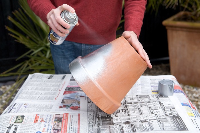 Painting a terracotta plant pot Painting a terracotta plant pot