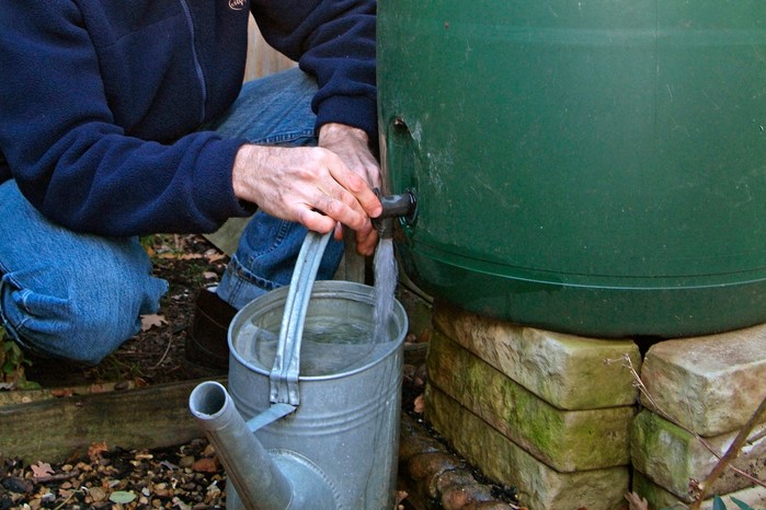 Emptying the water butt to clean it Emptying the water butt to clean it