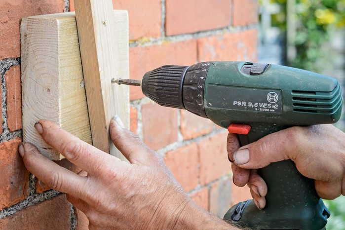 Screwing wood together Screwing wood together